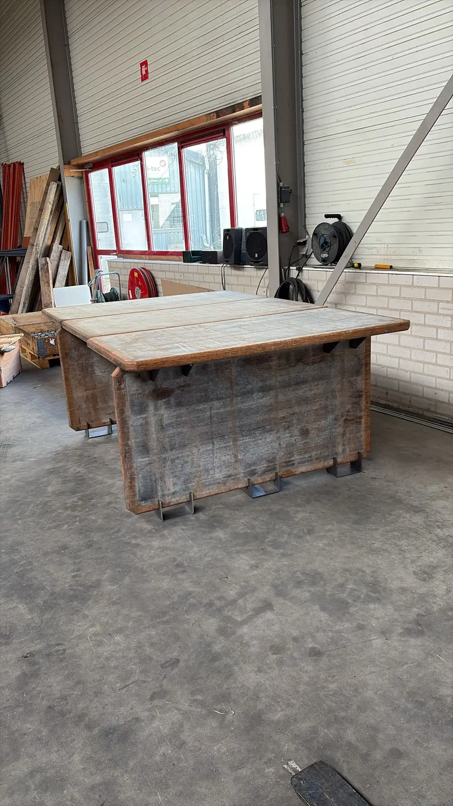 The table viewed in its compact configuration
