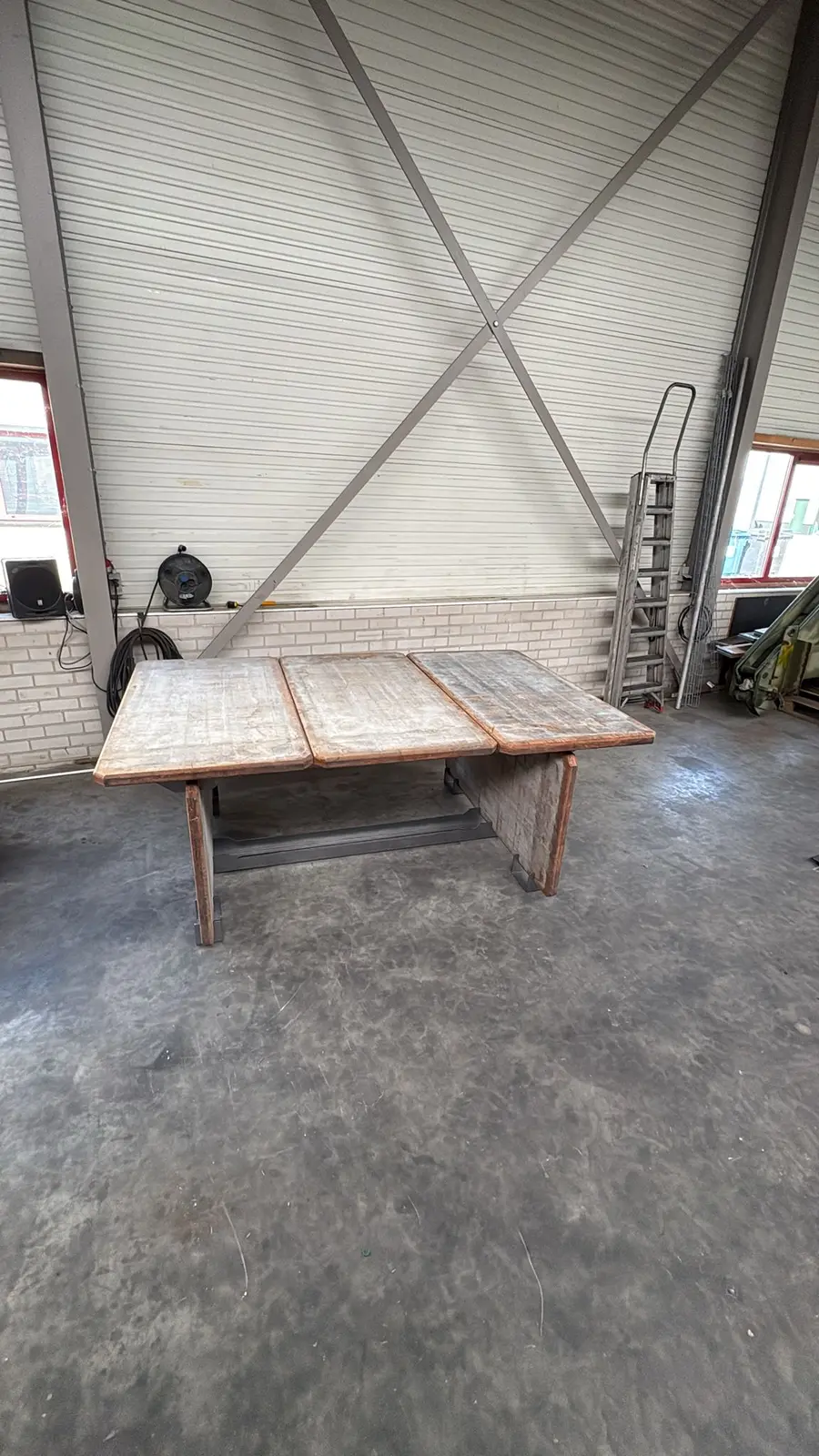 The table viewed open from the front